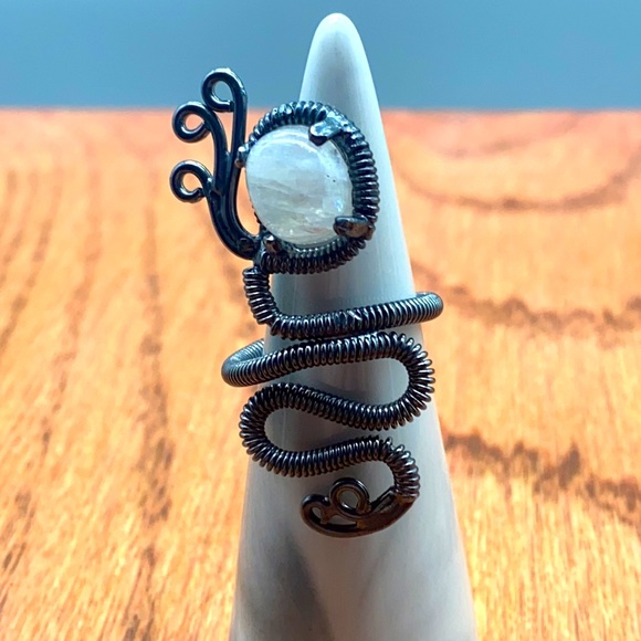 Very unique sterling silver and rhodium plated rainbow moonstone ring size 8 🦋 - Picture 2 of 7